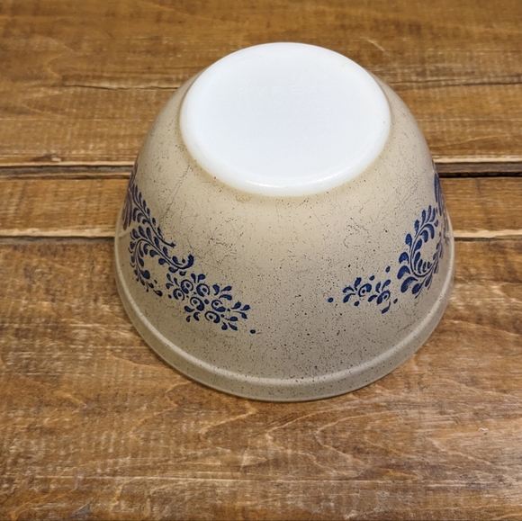 Vintage PYREX Homestead Pattern Small Mixing Bowl | Blue and Tan 401 750 ml - Picture 6 of 11